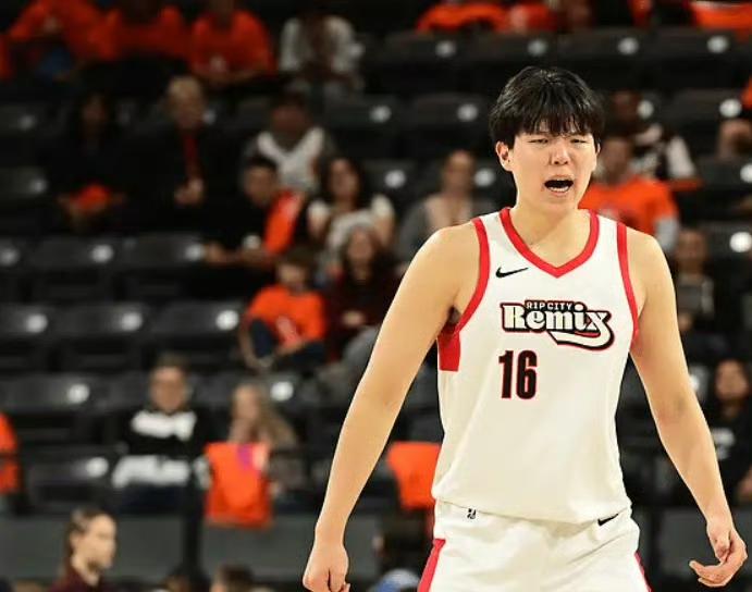 在沉寂了一段时间后，杨瀚森再次成为关注的焦点，他在G联赛首次亮相，表现一般，具体