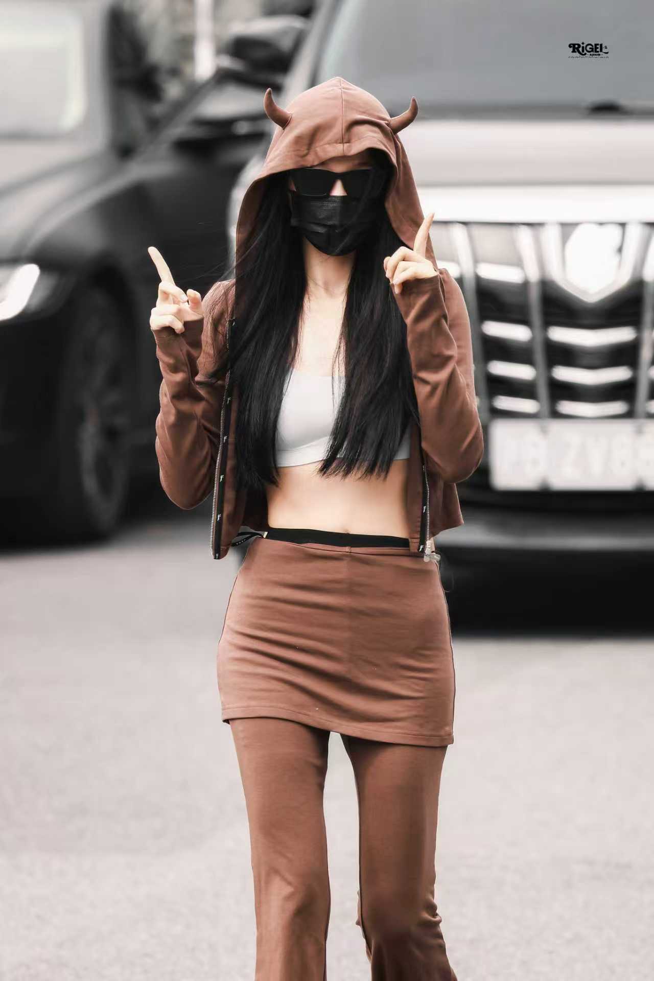 虞书欣小恶魔上班路透 虞书欣小恶魔上班路透来啦！小恶魔棕色套装俏皮青春，欣欣完全