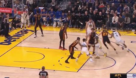 库里再现不看框三分！真是百看不厌！库里若退役江湖再无此等绝技！