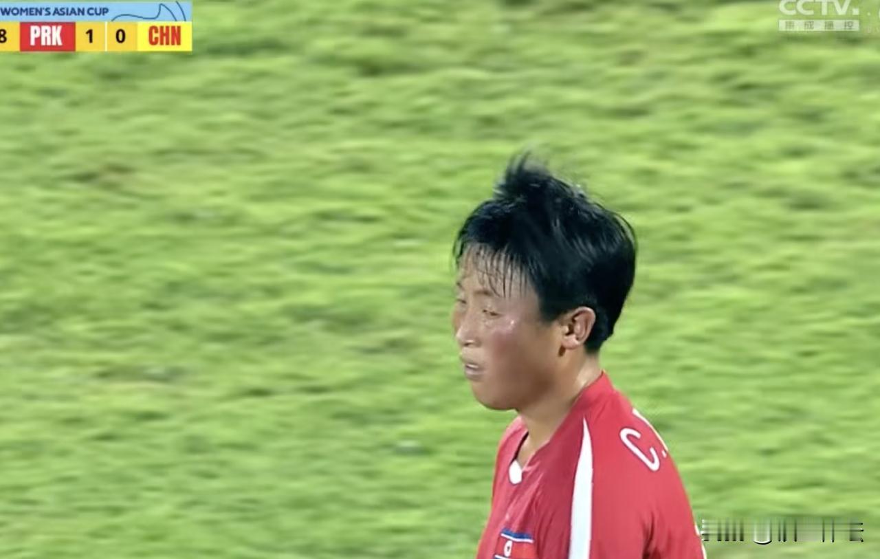 U17朝鲜女足球员明显不像17岁。

你看这张黑大粗的朝鲜球员，个个都比我们的队