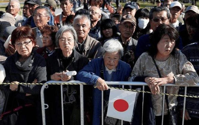 最近日元快把日本逼疯了，美元兑日元一直在159左右晃悠，就差一步到160，可日本