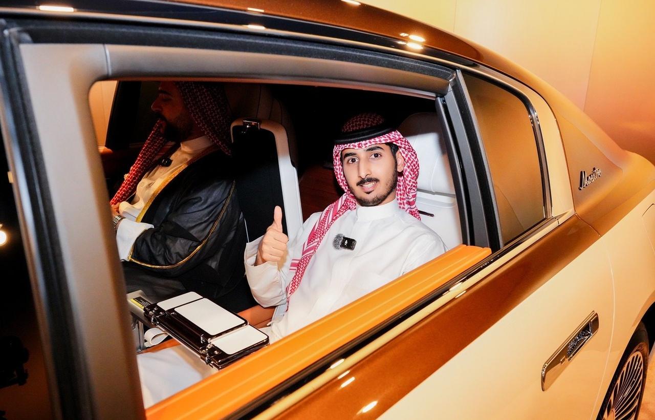 谁能拒绝这样的志愿者！中英双语无缝切换，专业术语信手拈来，演示功能时又生动又有代