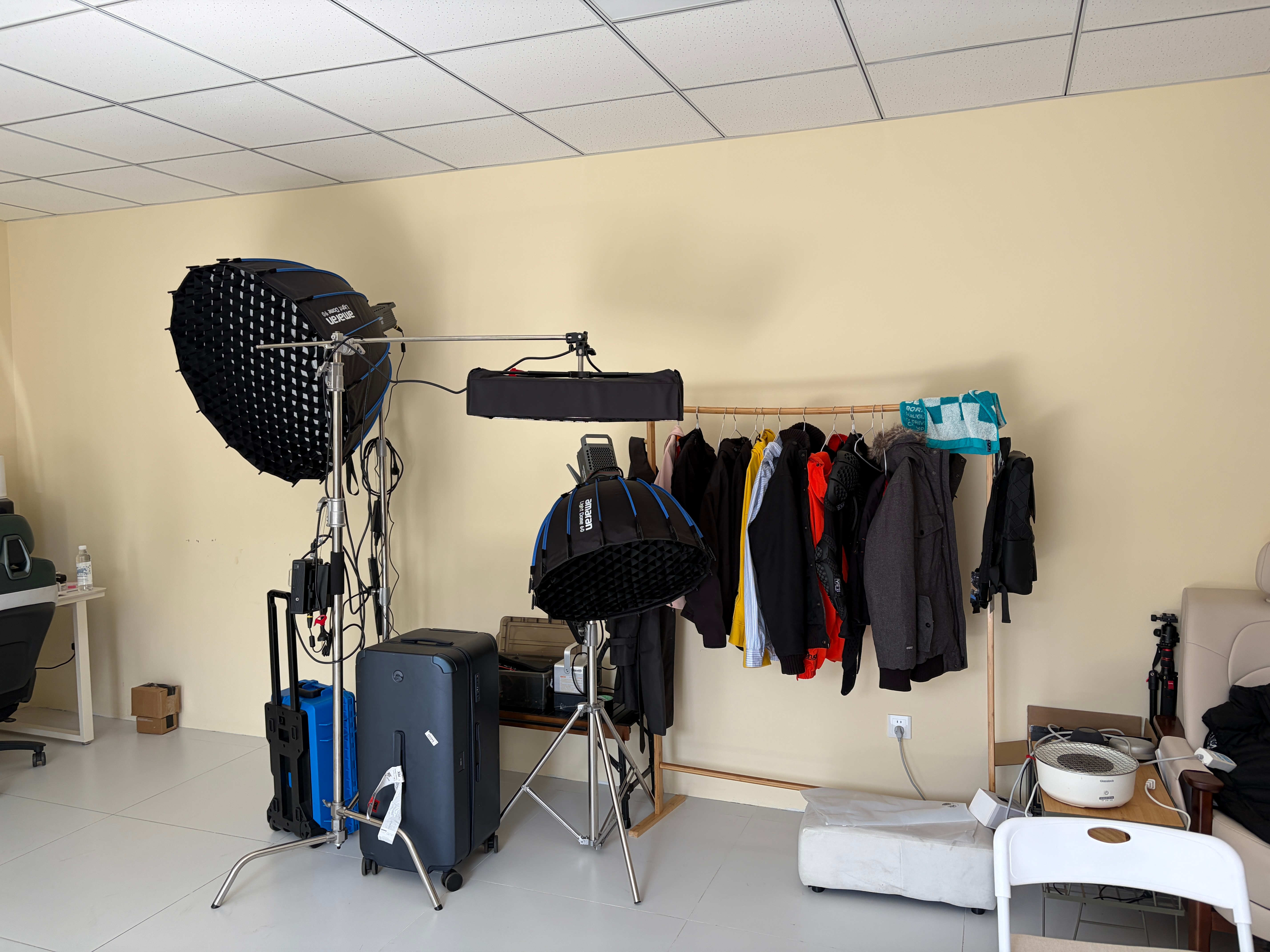 一个人偷偷溜进的工作室大家看看啥值钱？我可以顺走这里没监控