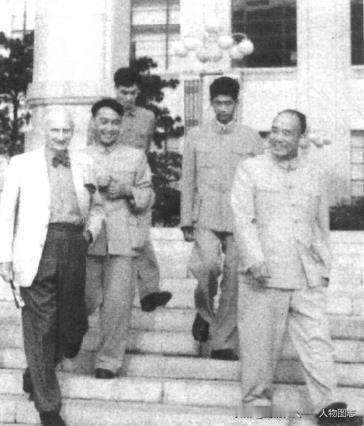 1960年5月，李达(右一)陪同英国蒙哥马利元帅(左一)在北京参观访问，