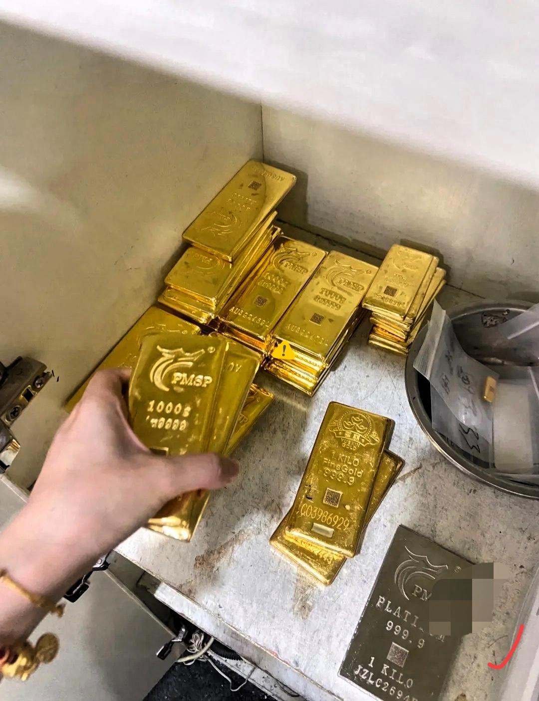 前天卖黄金的人，
今天怕是嘴都笑裂了吧！

金价三天跌7块！周一962高位，现在