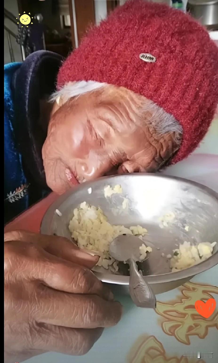 痛心！心痛如刀割。母亲正吃着饭，突然趴在桌子上，双目紧闭，不会吭声了，儿子喊了几