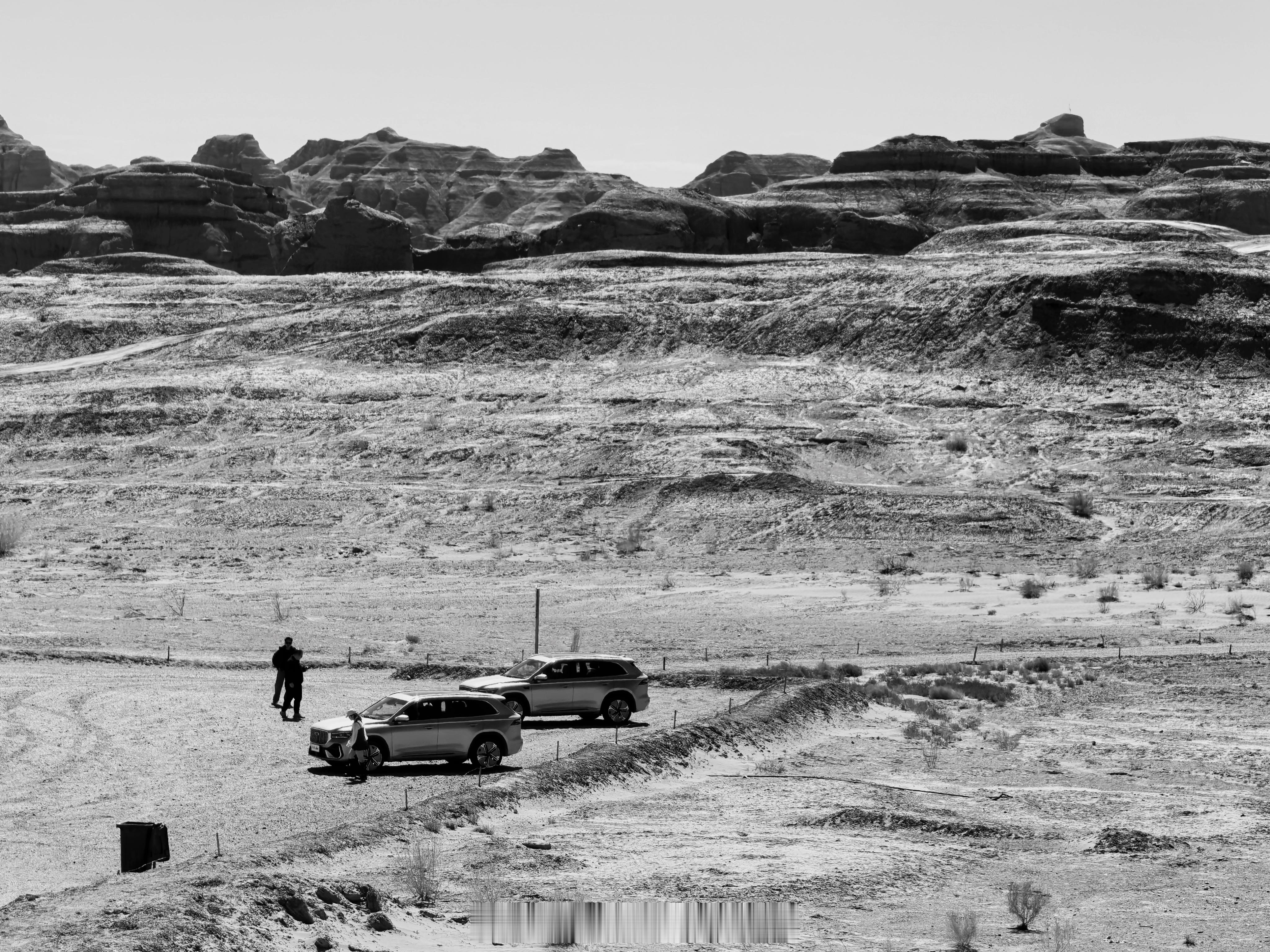 南方来一趟克拉玛依实在太周折了～但来到魔鬼城，开车走在雅丹地貌中，又觉得一切都很