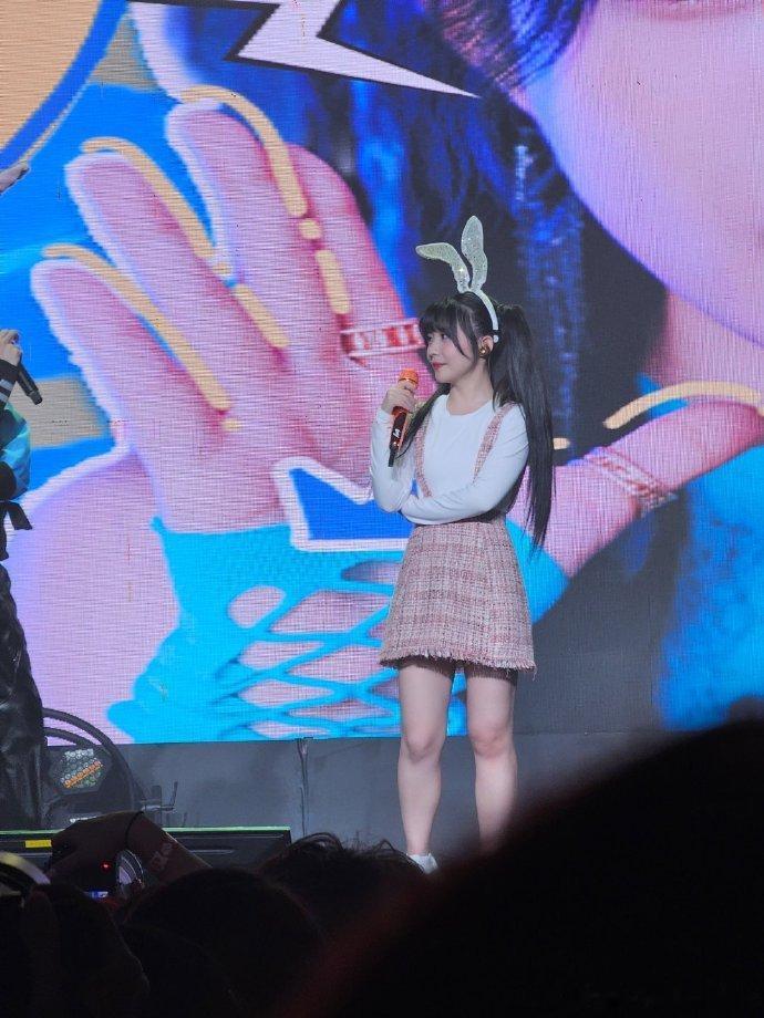 #赖美云复刻101爱你舞台# 赖美云的生日会安可舞台简直太惊喜了！她完美复刻了创