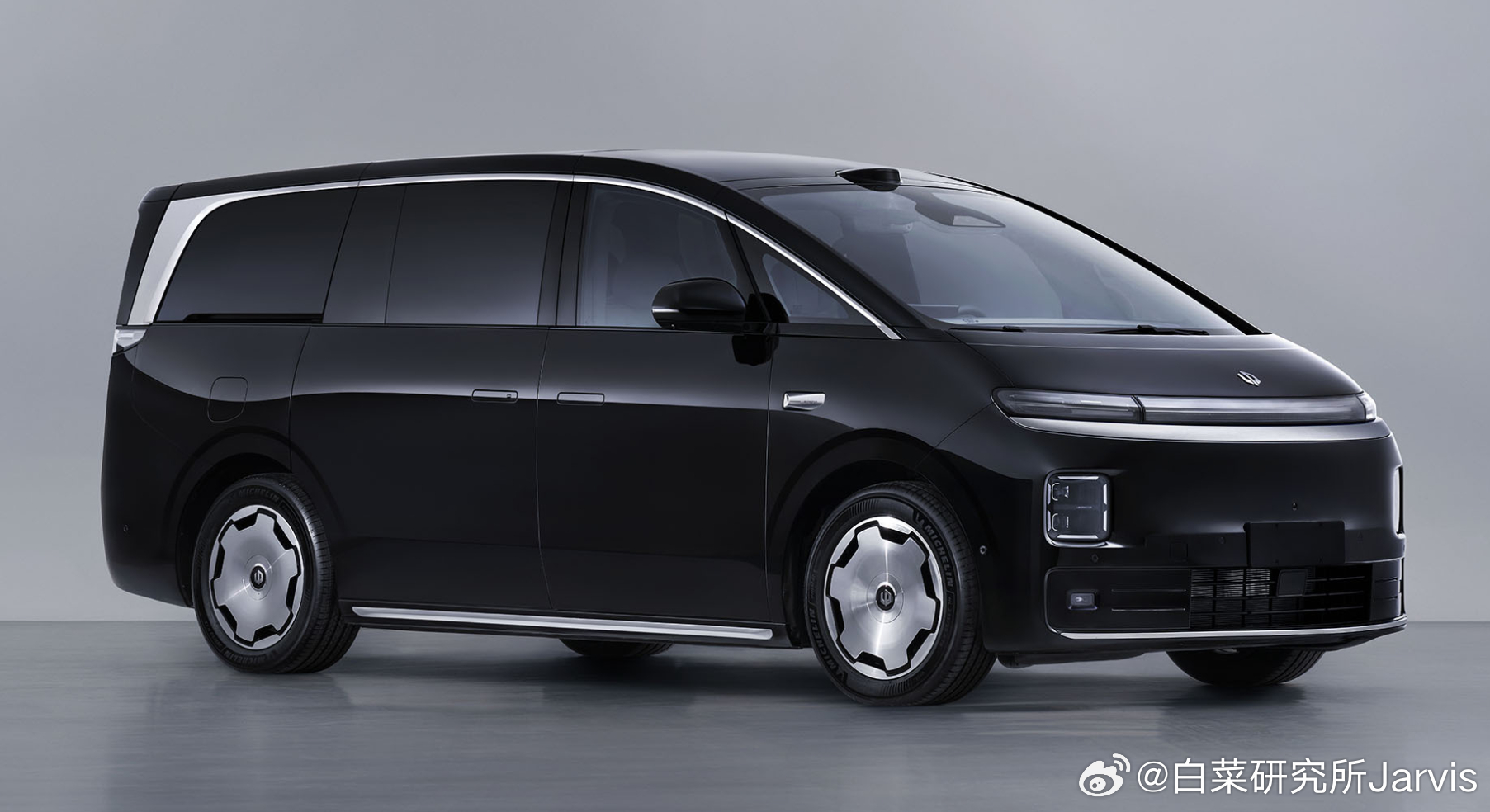 还有一台有意思的车就是零跑首款 MPV-D99采用了类似理想 MEGA 的极简子