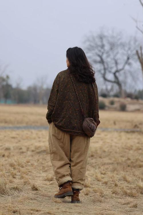 上联:茅屋两间能避雨
下联:布衣一身可防寒