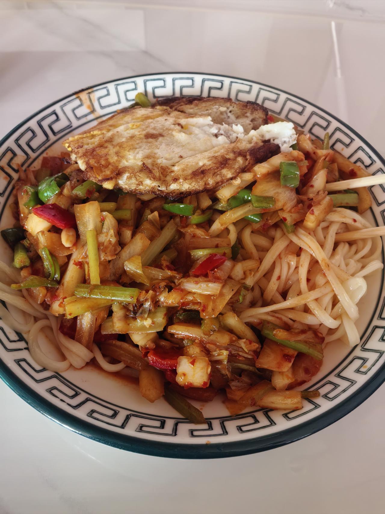 《特色拌面》
天天素食特色面，
今天素食四十一。
感觉身体还不错，
距离千天路漫