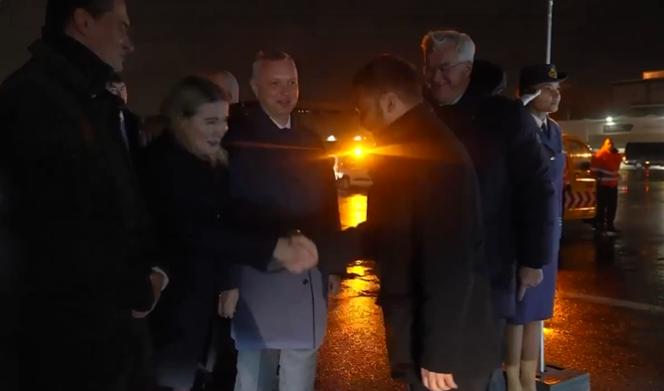 人情冷暖 —— 泽连斯基待遇下降
欧洲官员们已不再亲自迎接泽连斯基。现在，乌克兰