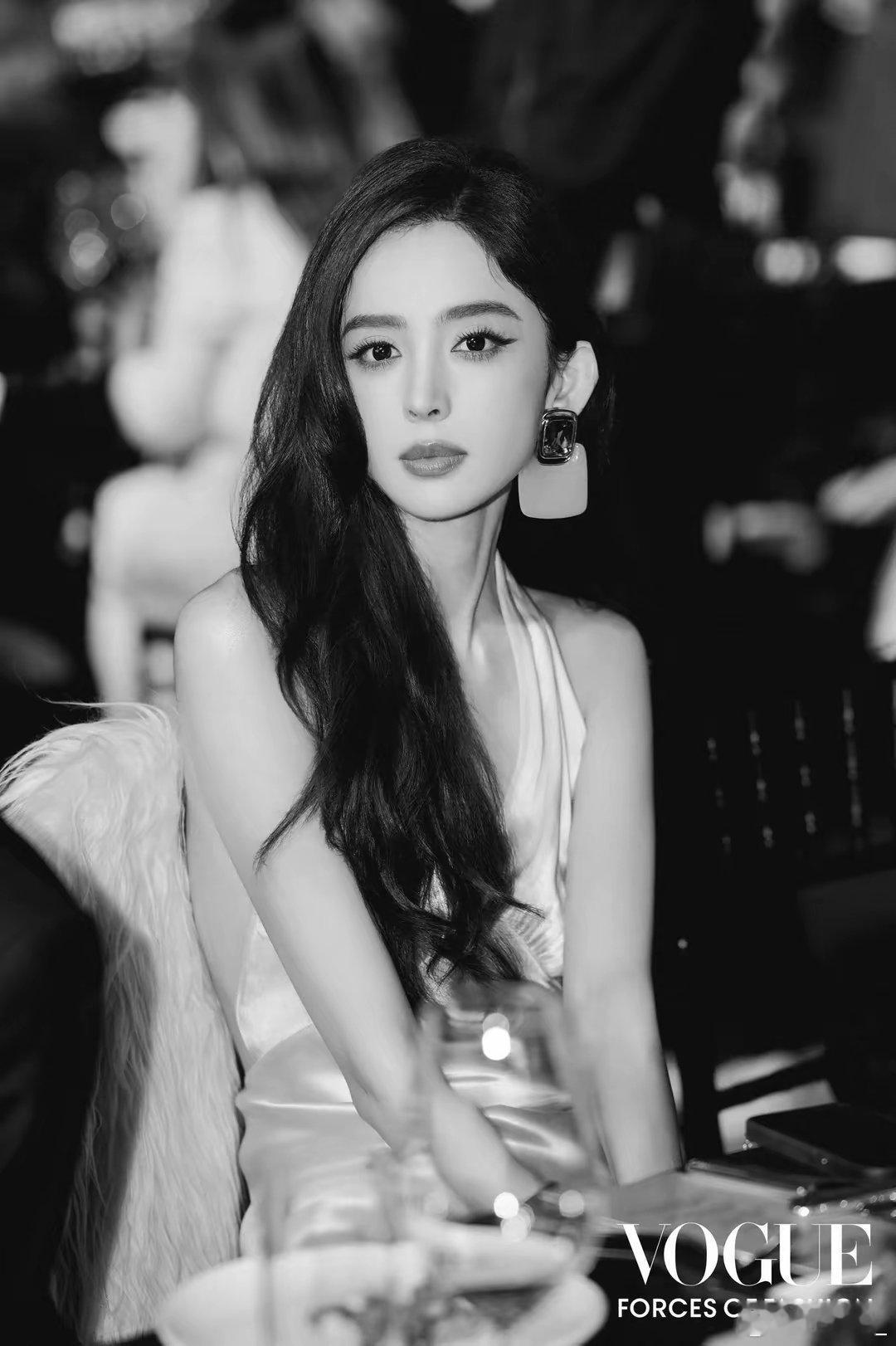 Vogue内场图：古力娜扎薄薄一片古力娜扎依靠在座位上，她的皮草外套搭在椅背上，