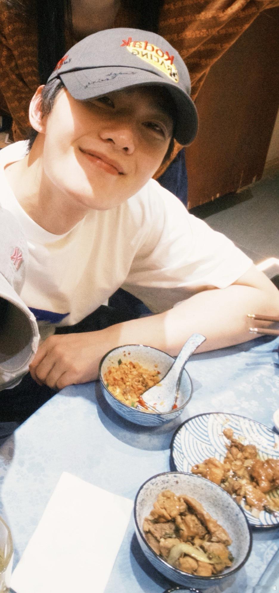 哇塞好可爱的杨洋哥哥怎么笑得这么萌啊面前的饭饭看着就超级香 有辣椒吧 
