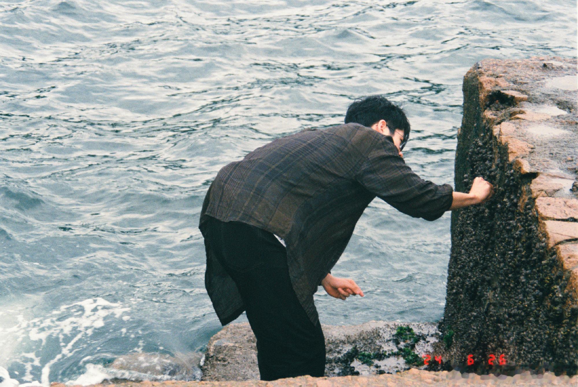 那不好意思啊你哥工作室发的照片还是小董拍的🥺 