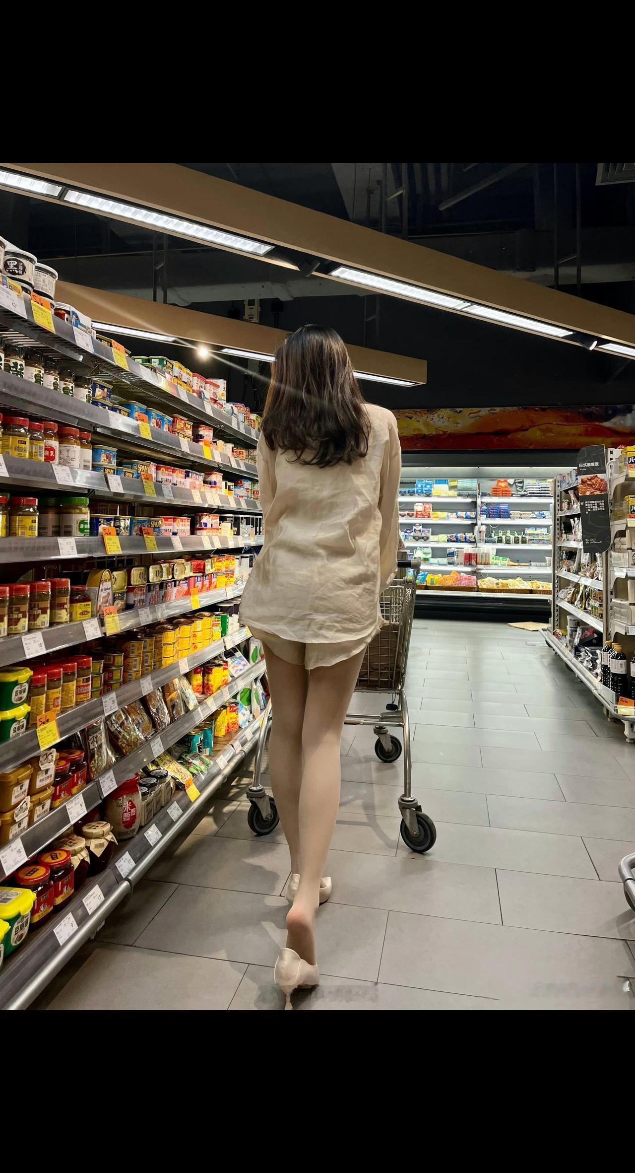 妈妈非要拉我出来陪她逛超市😕在家躺着不好吗🙁