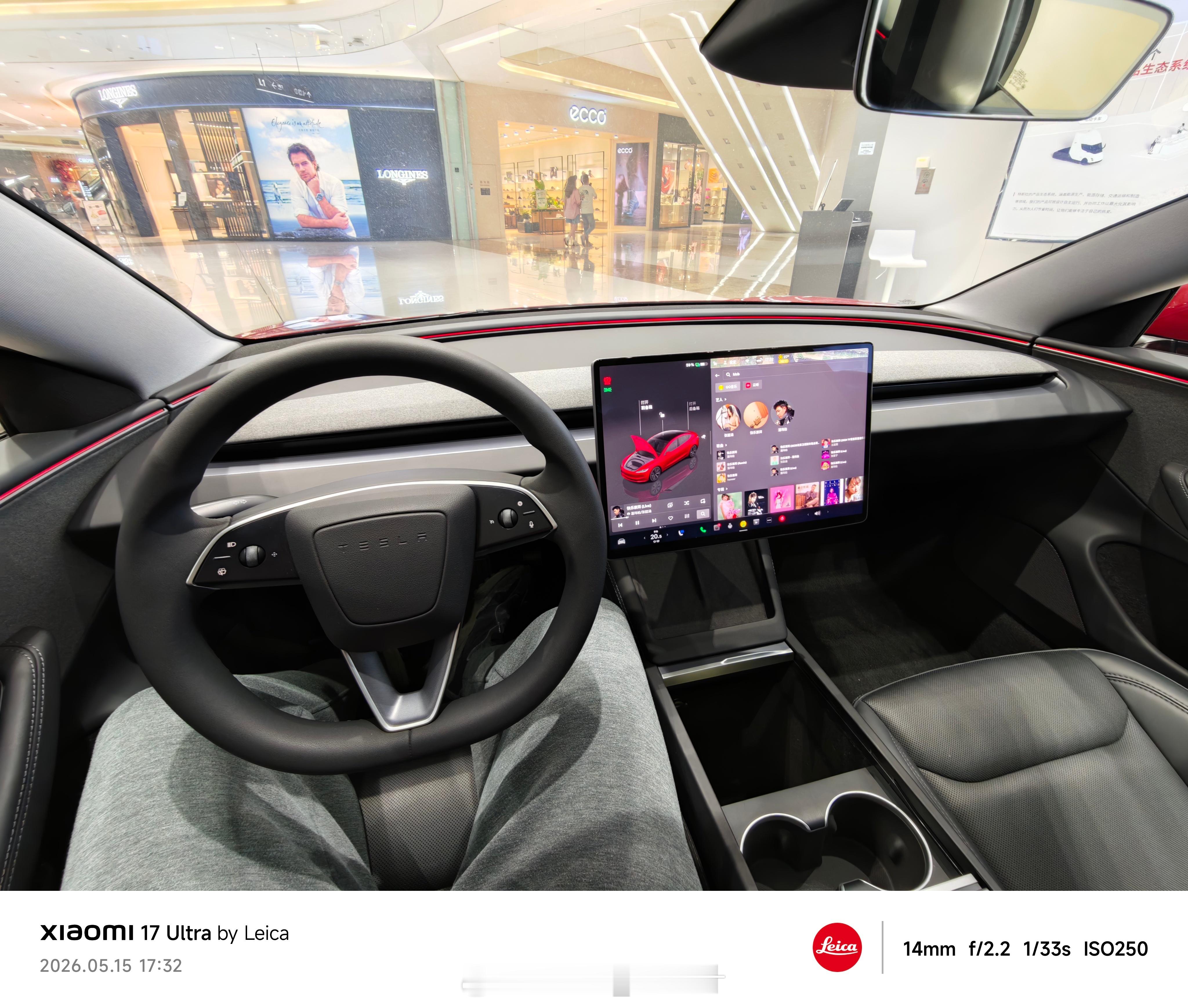 趁着人少认真看了下Model 3和Model Y，突然感觉这种性冷淡风格也挺有意