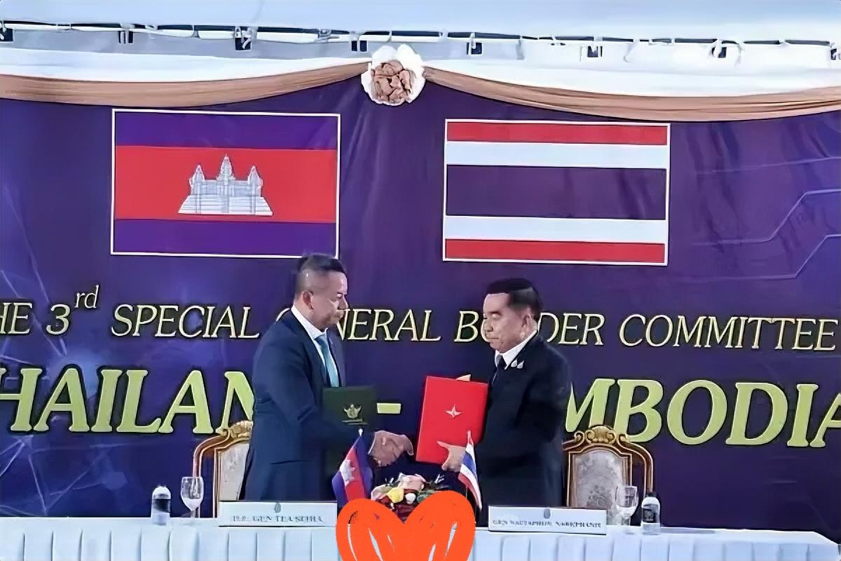 柬泰双方终于放下怒火！

当地时间12月27日，泰国与柬埔寨在边境口岸签署停火联