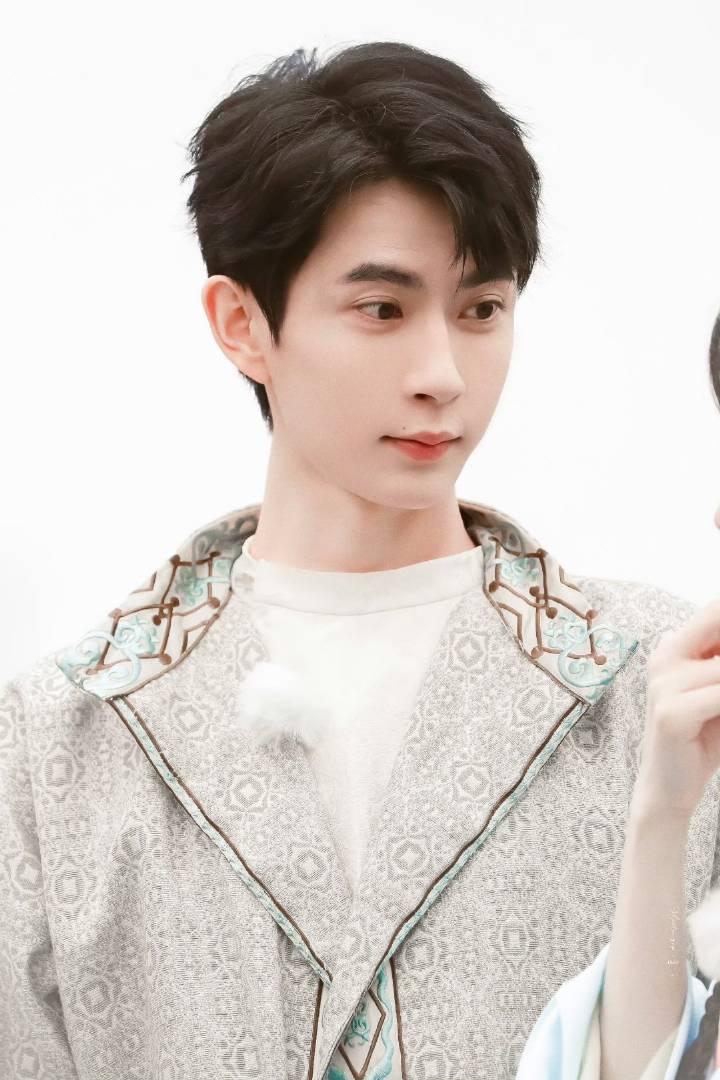 他是不是就算穿块抹布都好看呀！简直是行走的衣架子，感觉什么颜色都能被他轻松驾驭温