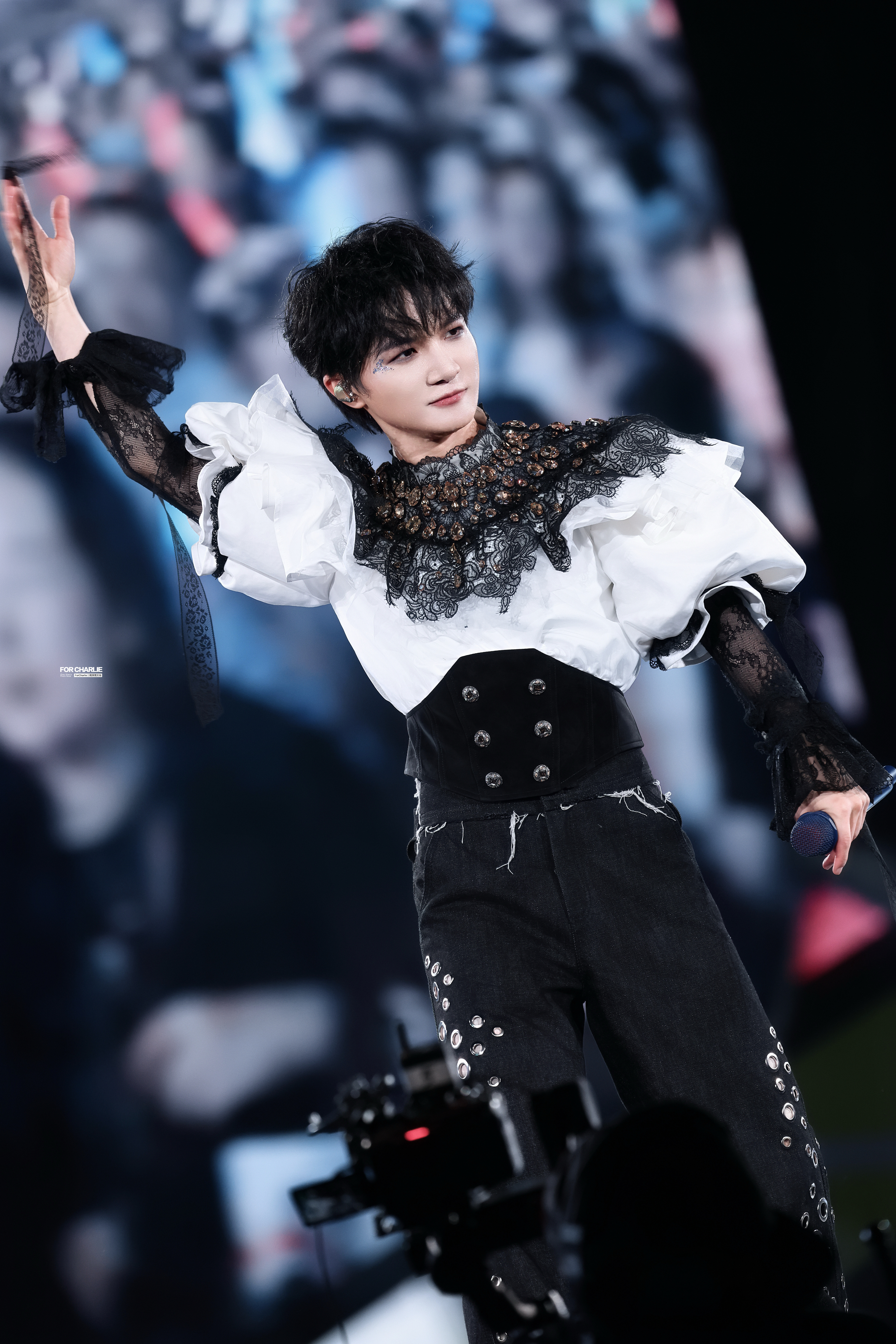 周深[超话]  落日吻过的雕花20260912 台州 新衣服LOOK2谁教周深穿