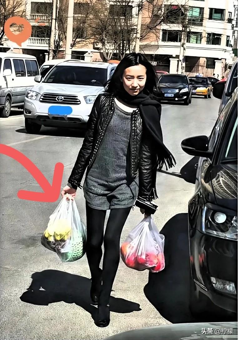 真正顶级的气质，从来不靠光环包装！大牌明星烈日逛街买菜，笑容治愈太圈粉
 
真的