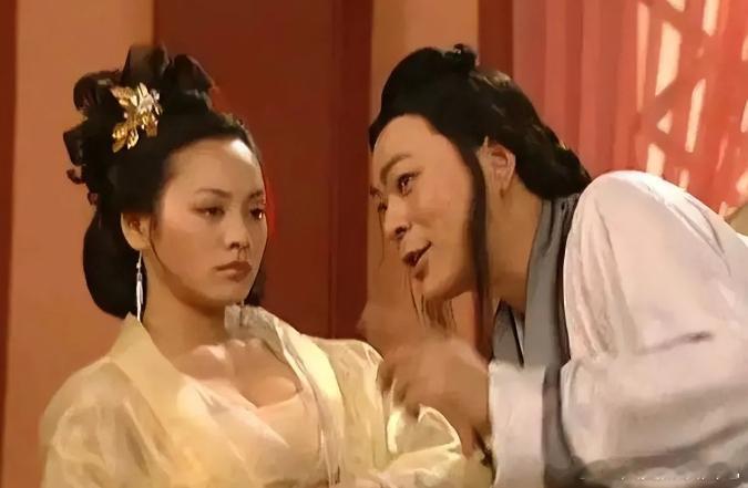 公元前 238 年的一天，赵姬疲惫睡下后，嫪毐起身拉着一名侍女进了密室。在密室里