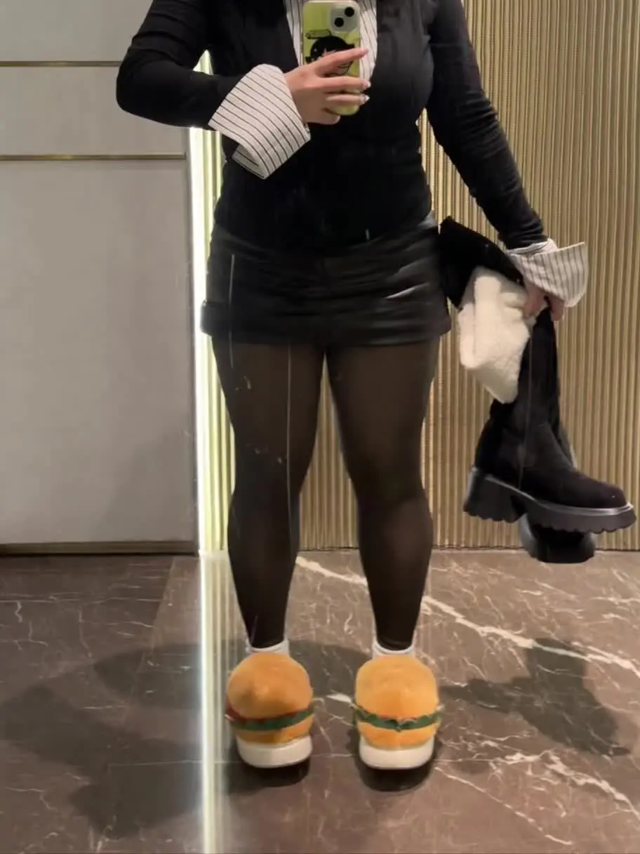 电梯里真实展示两穿过膝靴