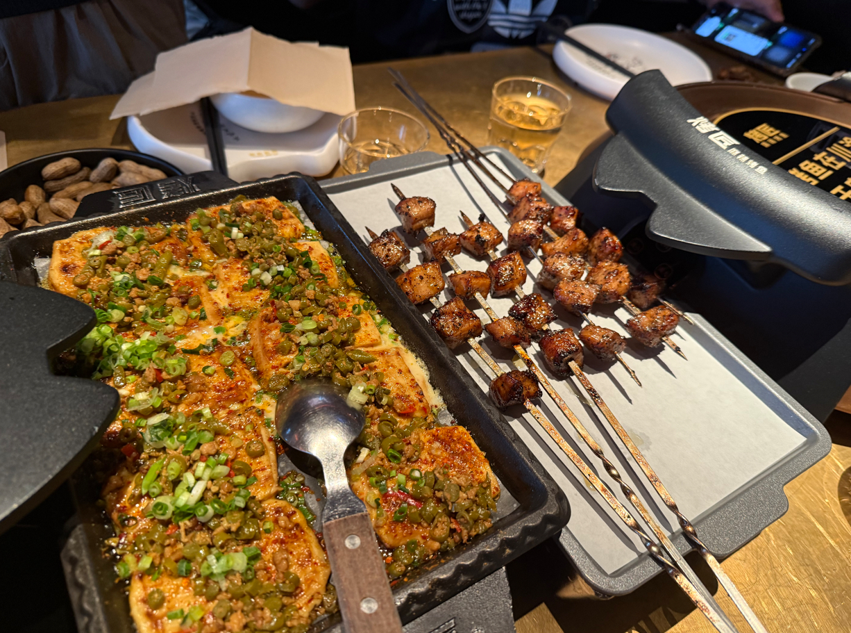 美食门店也能玩出惊喜新花样✨打卡烤匠线下庆生现场，巨型蛋糕、零点合唱，氛围感直接