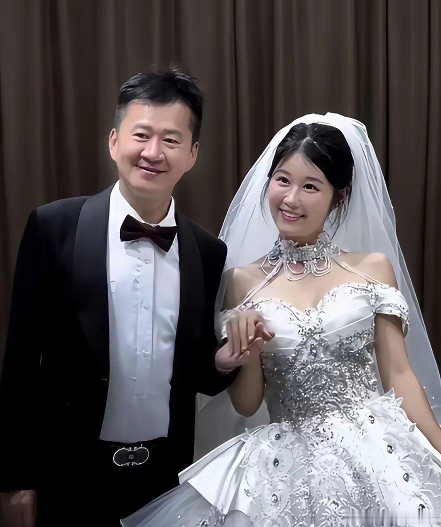 知名演员李嘉明娶小18岁妻子，婚后两年不生娃，42岁跑去演短剧了 