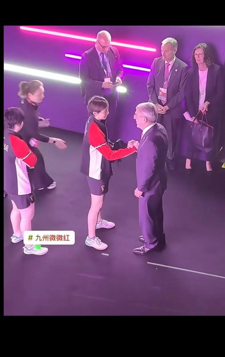 女单苦战7局失利后才几个小时就要打女双，曼玉打女双时积极主动，全心全意的投入到比