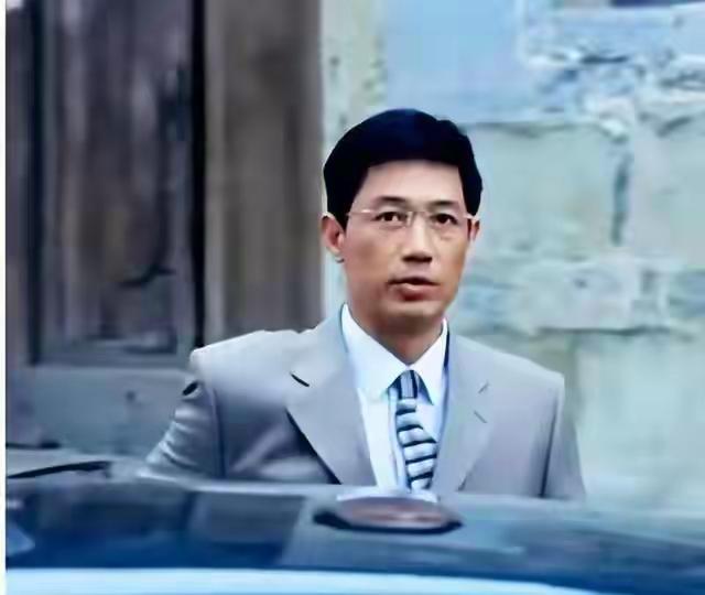 这位大哥看起来挺严肃的。多年不见了！还认识他吗？记得演军人很帅气👦🏻威武，很