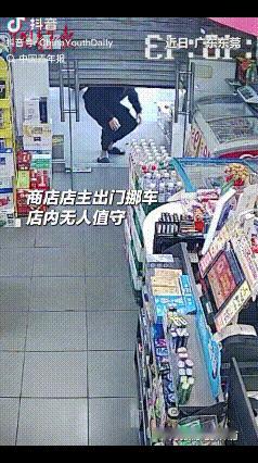 1月8日，广东一家商店店主，因临时需要挪车，将卷闸门拉下一半后匆匆离开，没想到，