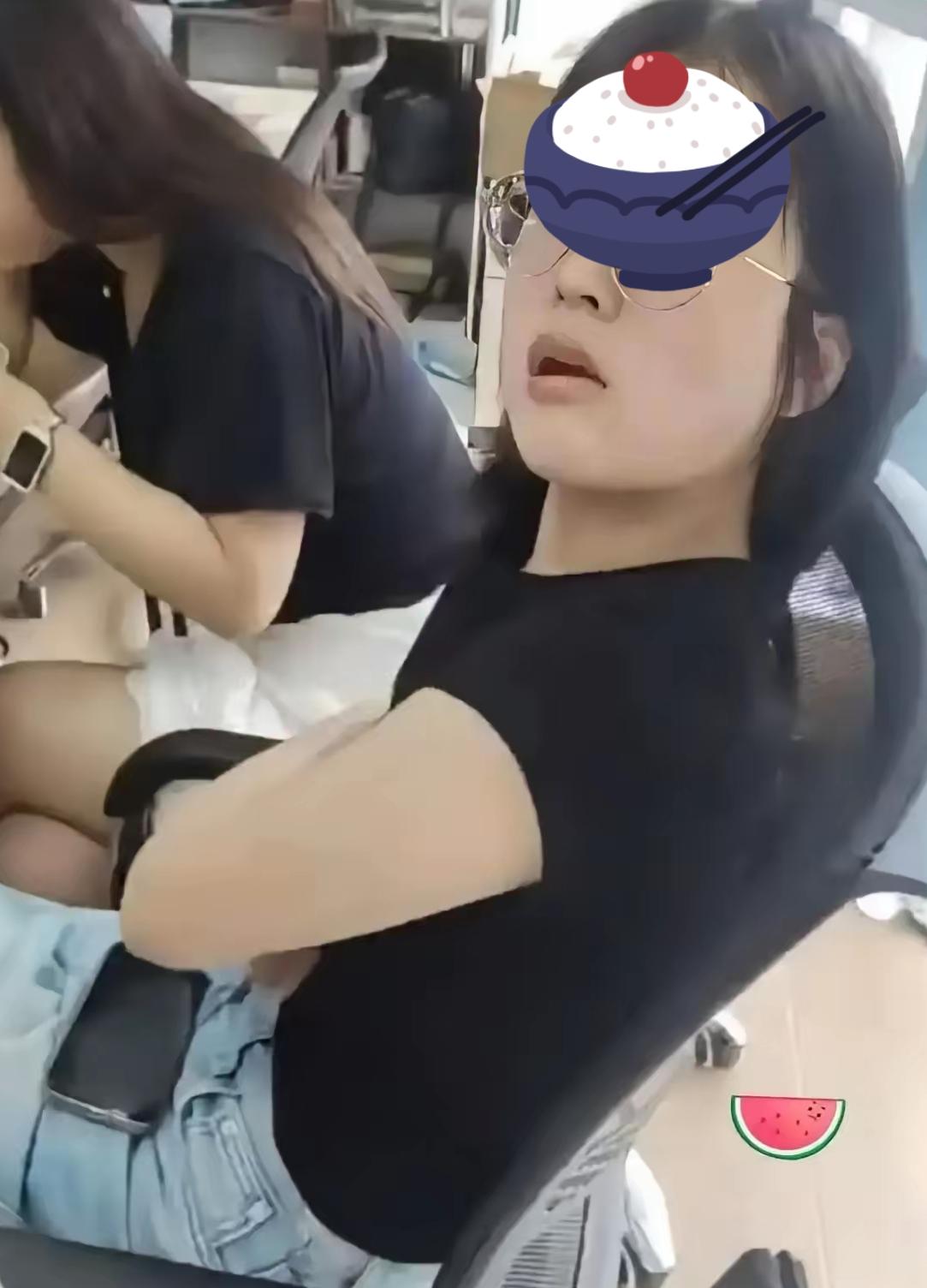 这个女的白嫖的这个行为，难道真的就没有人能治得了她吗？外卖小哥亲手将外卖送到了她