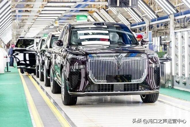 恭喜岚图汽车明日将赴港上市[赞]位于武汉经济技术开发区的岚图云峰工厂，一辆辆岚图