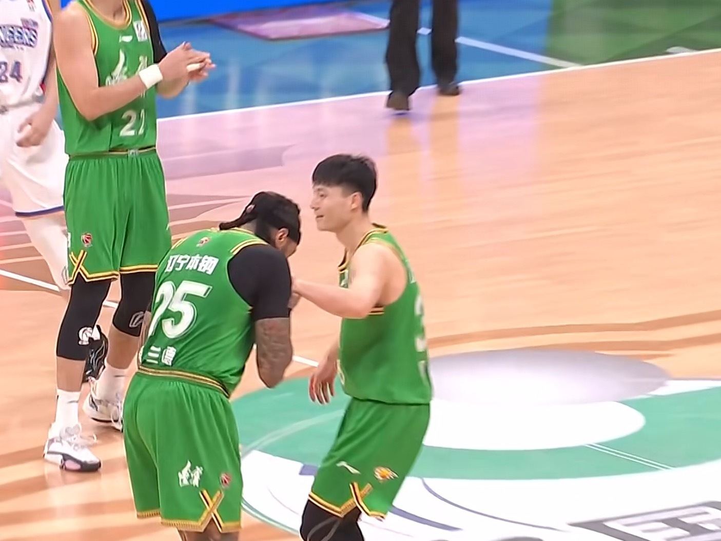 莫兰德亲吻手帝之手辽宁男篮