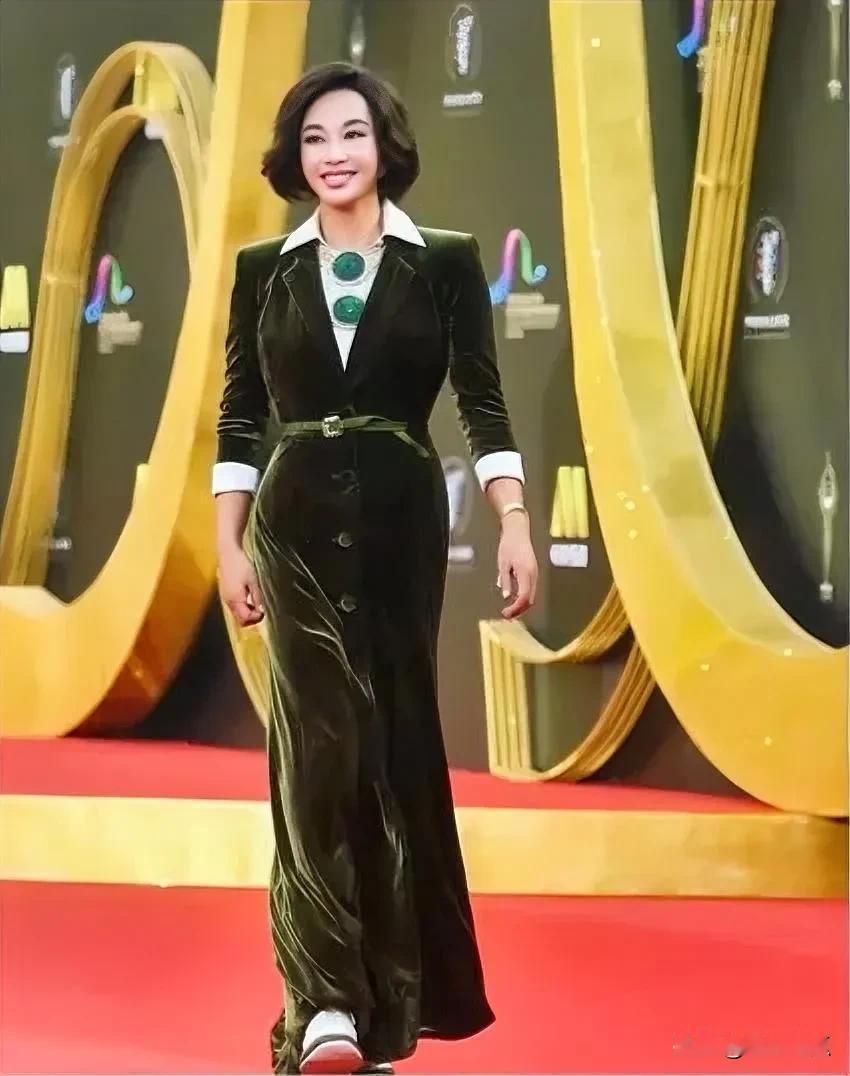 刘晓庆风采依然不减当年！大步大步的走红毯！身材依然保持的那么完美！根本看不出她已