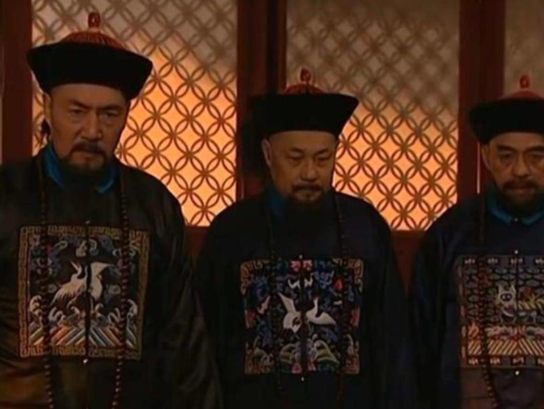 清朝雍正、乾隆年间，朝廷里有两位重量级人物：
一个是鄂尔泰，满洲重臣，锐气逼人，