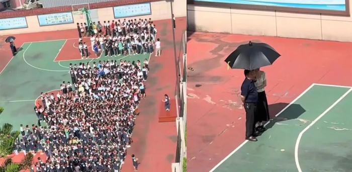 女老师撑伞被网暴，学校愤怒报警！
三点反驳质疑：逻辑不通、过度解读、发布视频用意
