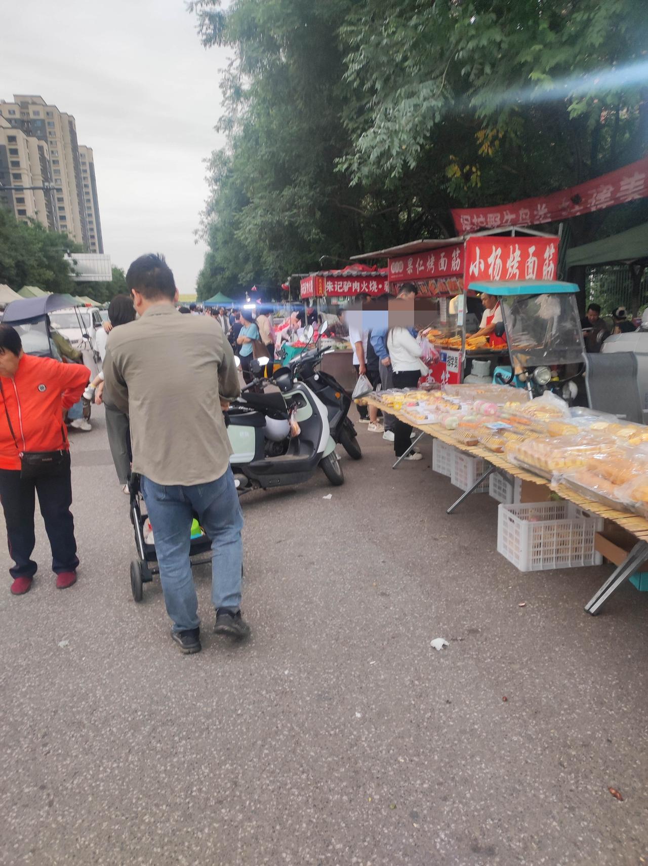 三桥大集蔬菜水果价格便宜

今天下班路过三桥大集，刚好是6点多快收摊时，水果蔬菜