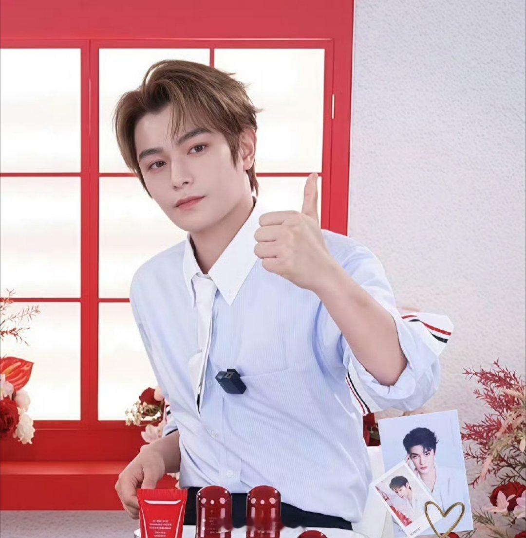 丁禹兮今日份直播图来了，穿了一身条纹T恤的丁禹兮，还染了个棕色的发色，客观评价一