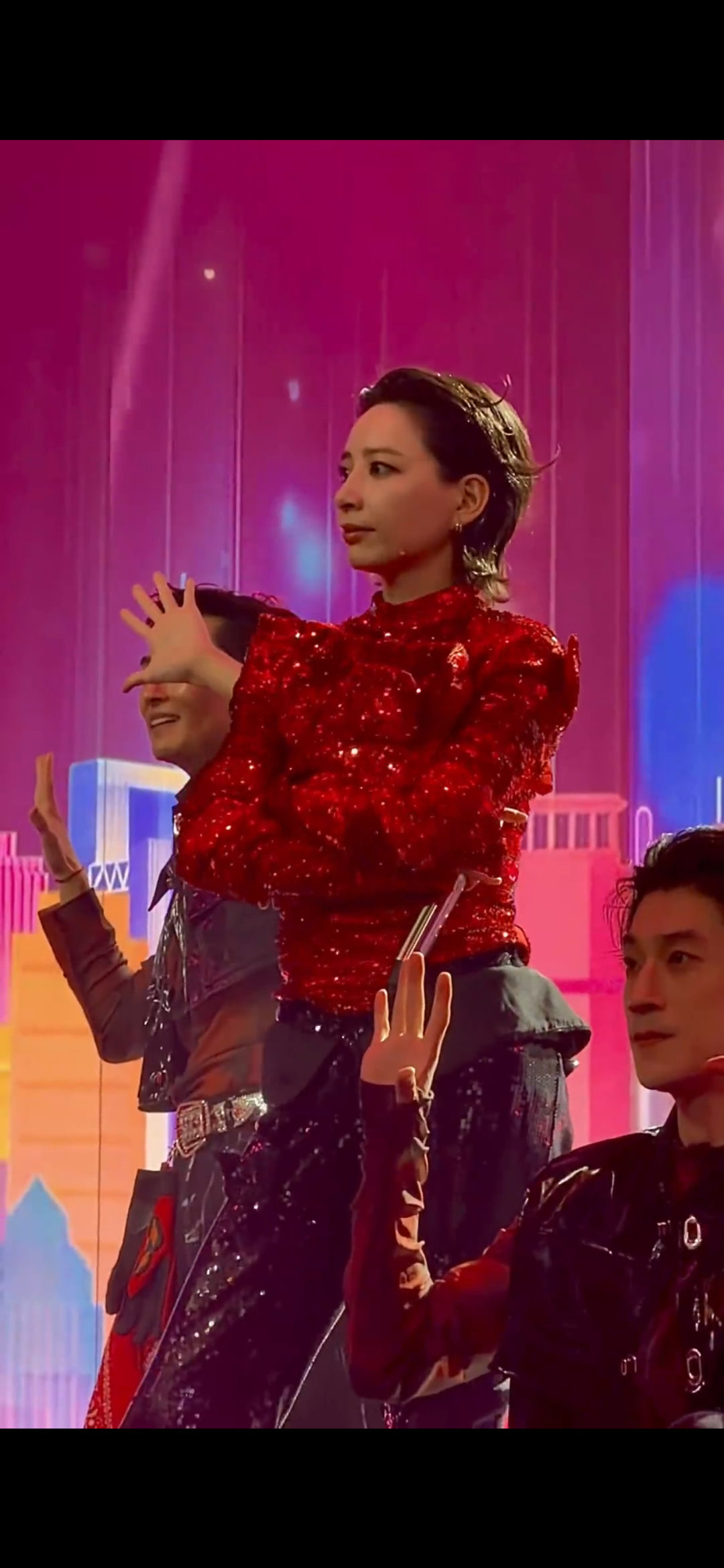 不懂就问？李斯丹妮是怎么扛住这么刁钻的仰拍了的？ 