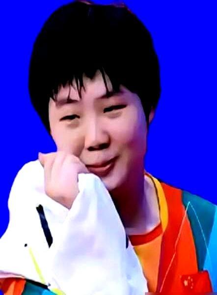 17岁的张本美和，当着镜头哭到抽搐，话都说不出来。她被国乒彻底打服了，连心气儿都