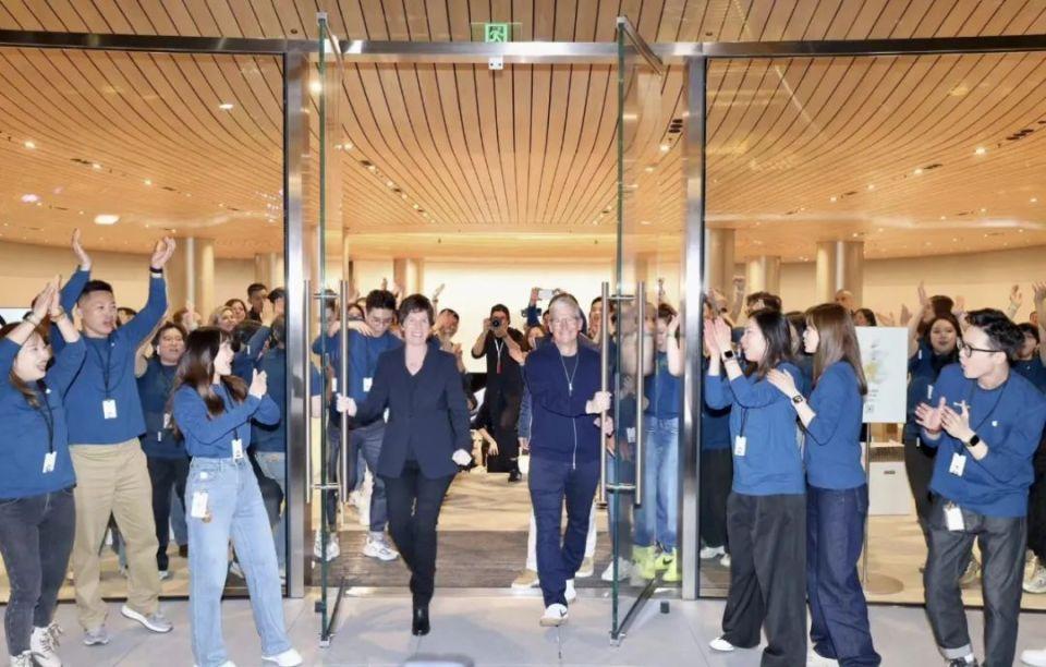 苹果终于扛不住了！年内再降价，部分机型与第三方补贴价持平！对于果粉而言，而真应了