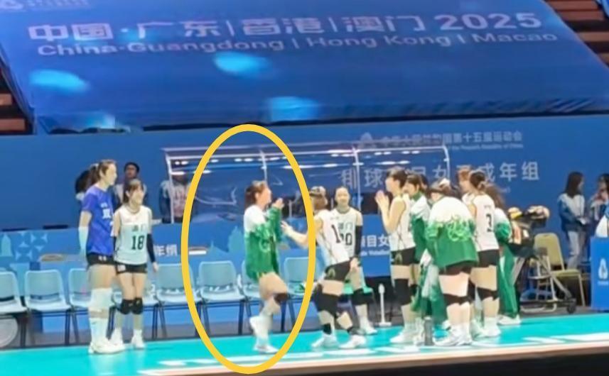 赛后与朱婷合影，成了好多球队不约而同的选择，河南队结束小组赛第四场比赛之后，也不