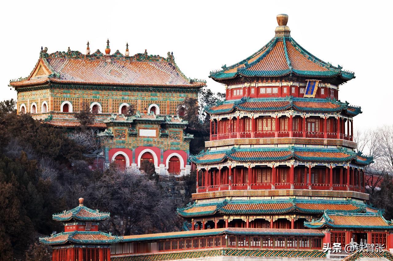 颐和园随手拍
分别是：佛香阁、西山宝塔、西山庙宇、赤麻鸭、凤头鸊鷉、鸬鹚、鹊鸭、