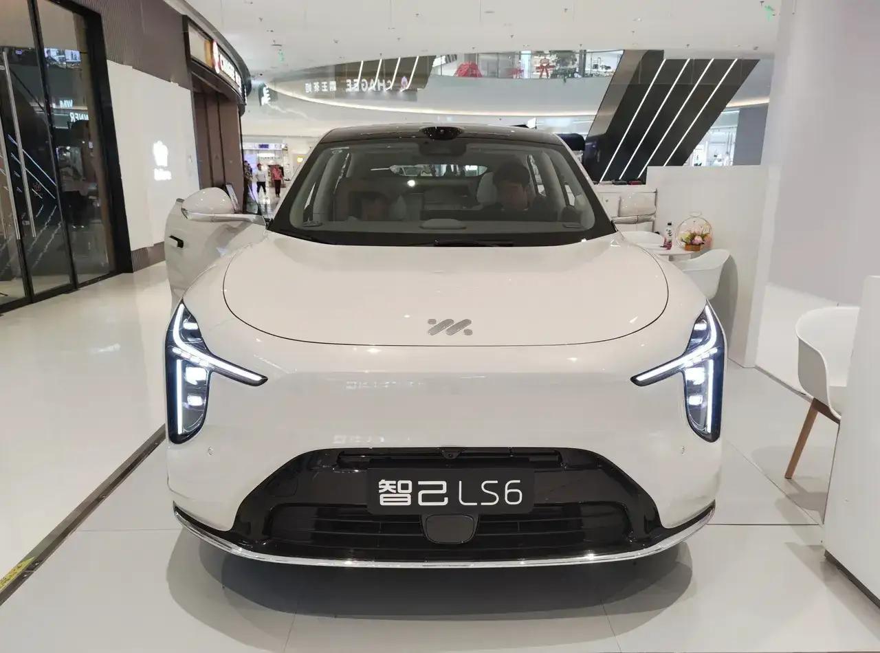 44🔥新一代智己LS6全国试驾开启
2025成都车展最疯的卷王出现了——智己L