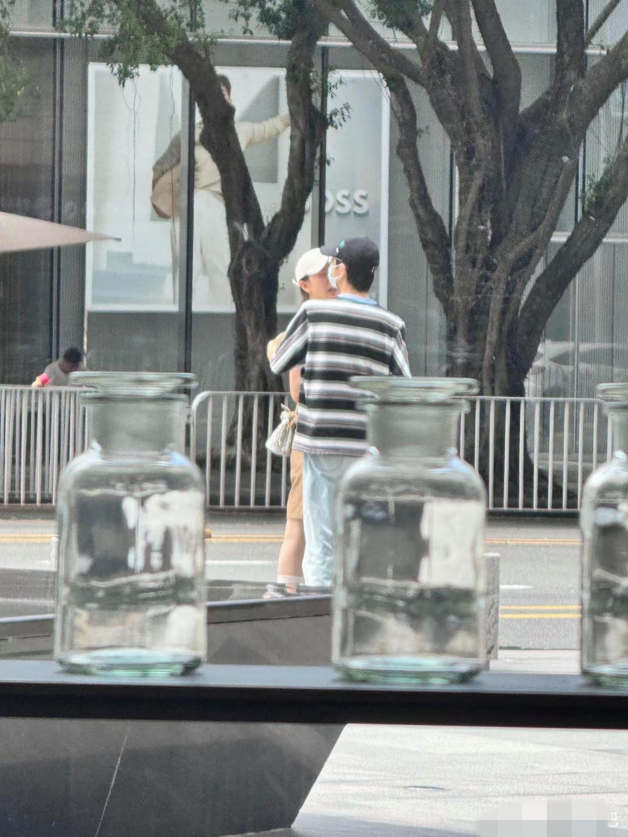 你们放图怎么不放全啊
不是，下次放图请放全好吗，这个视角还以为是亲了，放大后才发