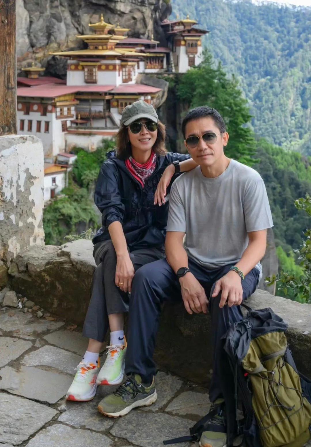 刘嘉玲梁朝伟回到举办婚礼的地方不凡，他俩相爱多年，一直相濡以沫，娱乐圈的模范夫妻