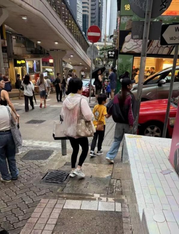 网友香港偶遇杨颖母子 又有网友在香港偶遇Angelababy母子了，小海绵还贴心