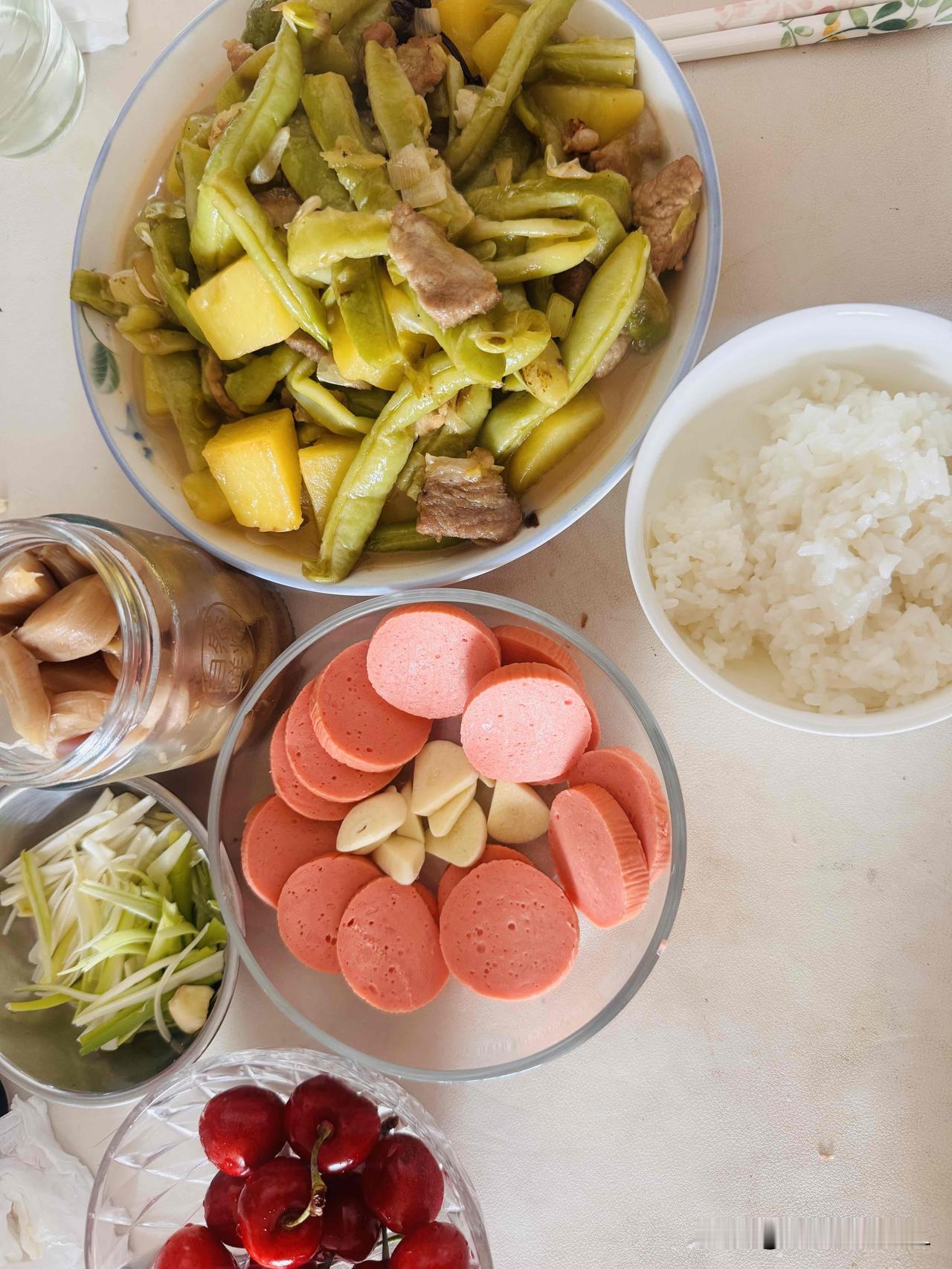 晒晒我的简单早餐，
主食，大米饭，
副食，猪肉炖芸豆土豆，
饭后水果：樱桃。
